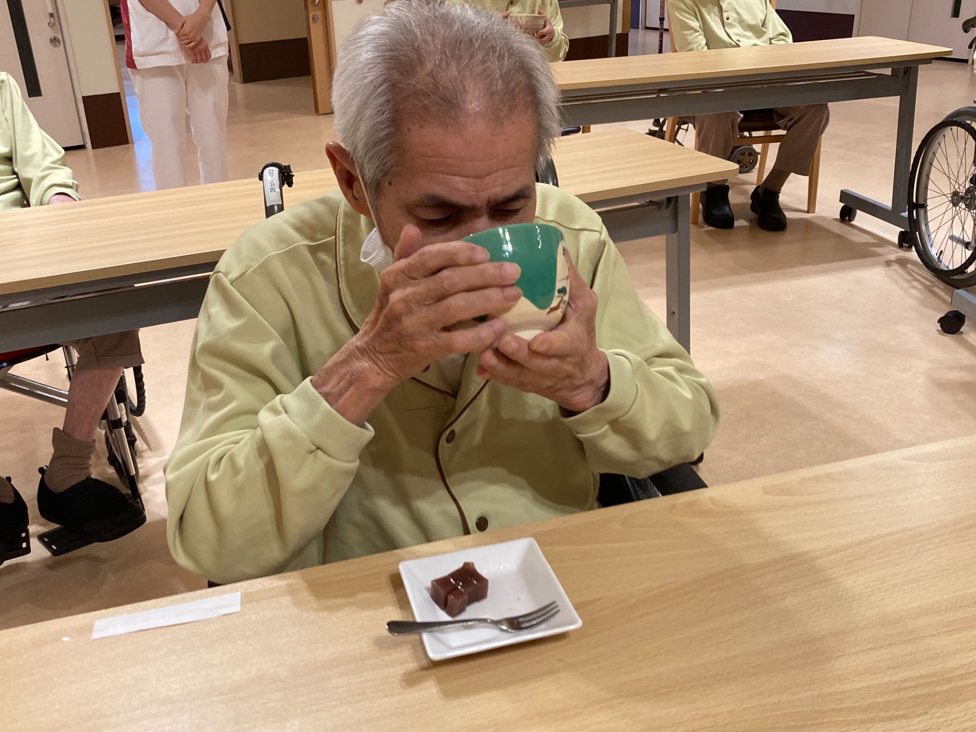 イルアカーサの秋のお茶会で、抹茶を楽しむ利用者様     Residents enjoying matcha at Iruacasa’s autumn tea gathering